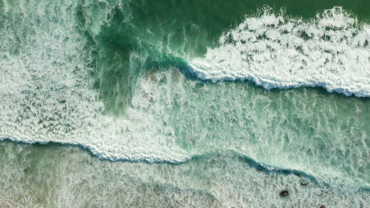 olas espumosas en la playa de la bahía de kogel en verano en ciudad del cabo, sudáfrica