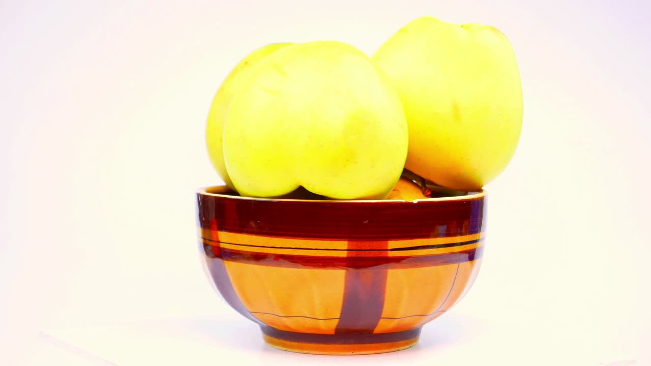 manzanas en un plato sobre un fondo blanco