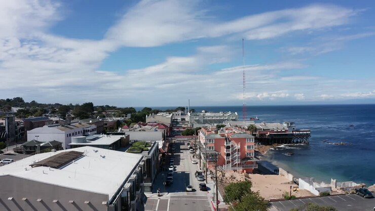 Ampia ripresa aerea che sorvola la storica Cannery Row a Monterey, California
