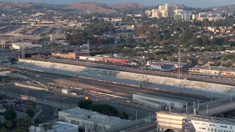 vista aérea del este de los ángeles río de hormigón pavimentado durante la puesta del sol