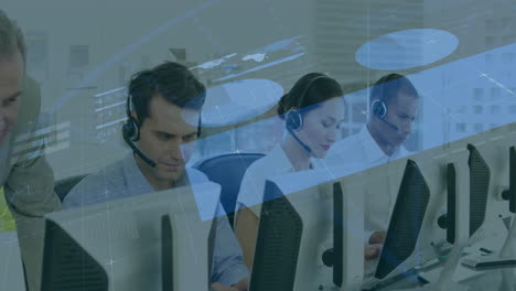 animación de la interfaz infográfica, un gerente diverso discutiendo con los representantes del servicio al cliente