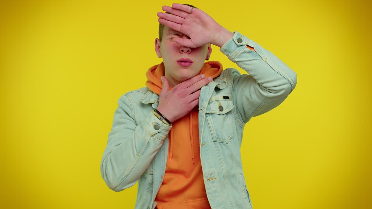 건강하지 않은 남성 기침, 손으로 입을 는, 기분이 나고, 알레르기 또는 바이러스 감염 증상