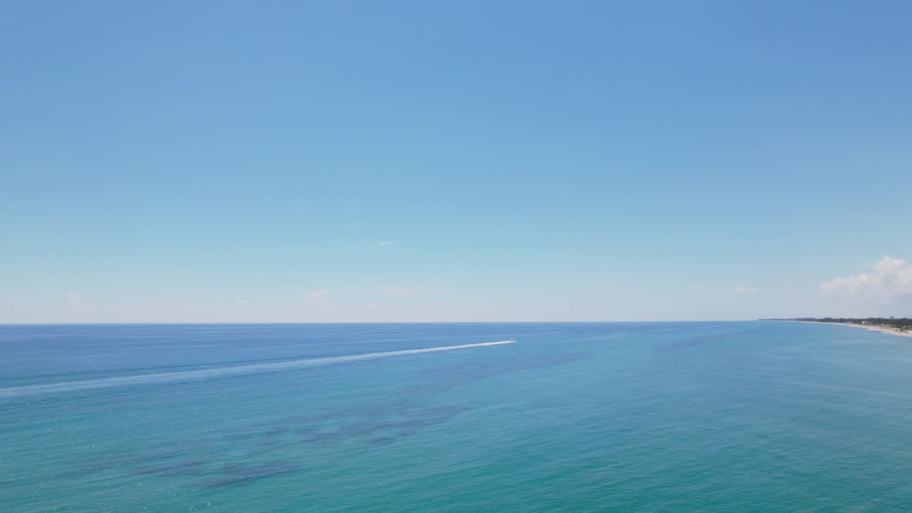 물을 통과하는 보트 서  ⁇  비치 스카이라인 다운타운 지역과 아름다운 해변 모래와 물에 보트의 공중 드론 전망