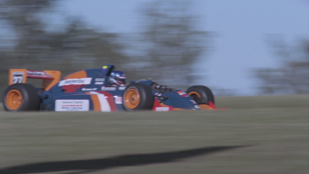 サーキットを走るフォーミュラカー 1