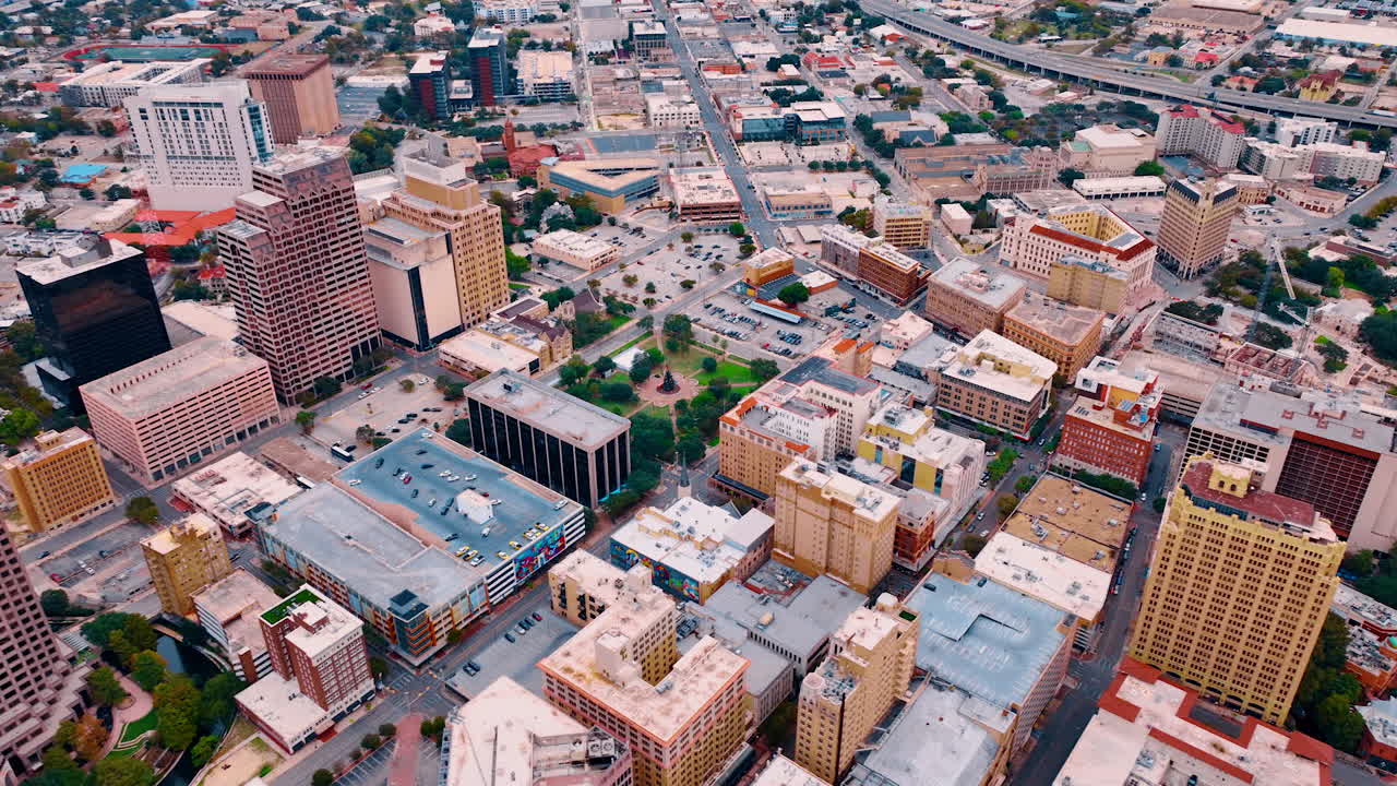 San Antonio (VS), 14 augustus 2025: Luchtfoto van het centrum van San Antonio met stratenplan. Bovenaanzicht van het centrum van San Antonio met dichte stedelijke blokken en de lay-out van de straten