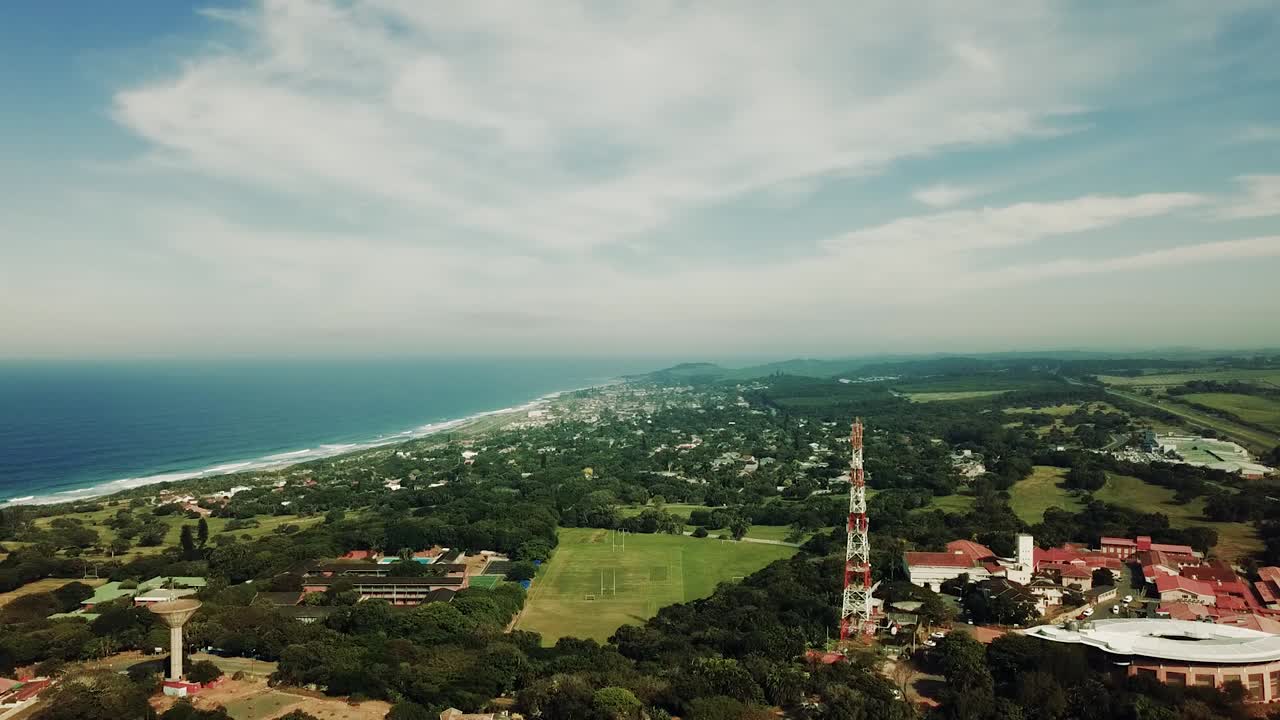 콰 줄루 나탈 남아프리카공화국의 바다가 내려다보이는 주거용 주택이 있는 스콧버그 해변과 잔디밭의 무인 항공기에 의해 촬영된 항공 영상