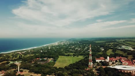 imágenes aéreas filmadas por un dron de la playa de scottburgh y campos de hierba con casas residenciales con vista al mar en kwa zulu natal sudáfrica
