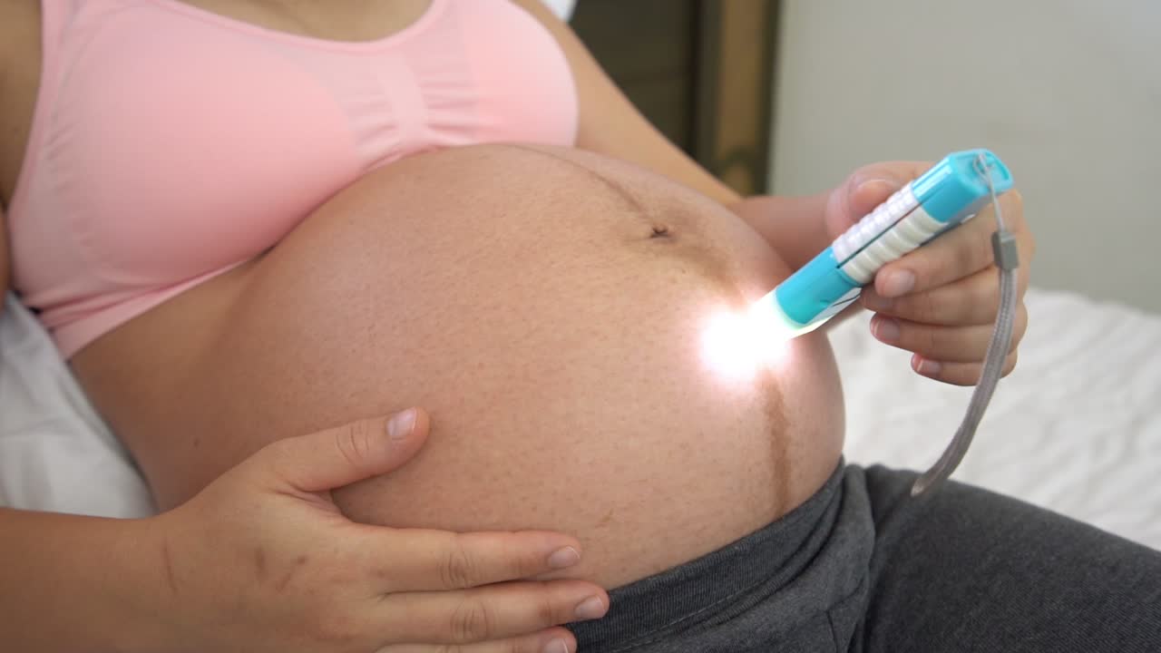 Mulher grávida feliz esperando bebê em casa.