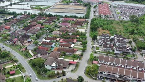 Drone-Volando-Alrededor-De-Venecia-De-Perak,-Con-Una-Amplia-Gama-De-Edificios-Residenciales-En-El-Vecindario-A-Lo-Largo-Del-Río-De-Dinding-Y-Un-Estanque-De-Cría-De-Camarones-En-La-Distancia