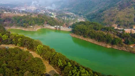 Presa-Con-Un-Lago-Prístino-En-El-Borde-De-Los-Bosques-Montañosos-Tomas-Aéreas-En-El-Video-De-La-Mañana-Tomado-En-El-Lago-Umiyam-Shillong-Meghalaya-India