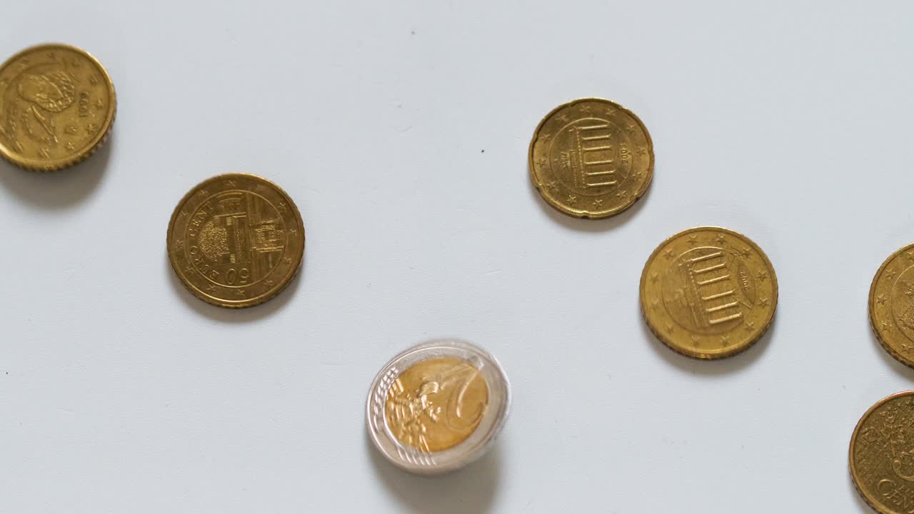 monedas de euro que caen al suelo - cámara lenta