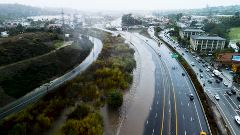 Bei-Schweren-Überschwemmungen-Auf-Der-Autobahn-Wurde-In-San-Diego,-Kalifornien,-Eine-Mehrspurige-Straße-Aus-Sicherheitsgründen-Gesperrt