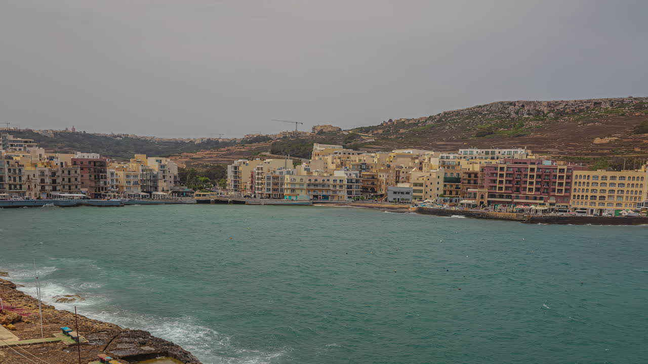una representación de la impresionante belleza de los apartamentos frente a la playa en malta, capturado en un cautivador video de lapso de tiempo