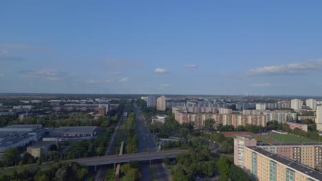 Campo-De-Deportes-Del-Paisaje-Urbano-En-Medio-De-Edificios-De-Gran-Altura