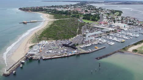 vista aérea del puerto y el municipio de queenscliff