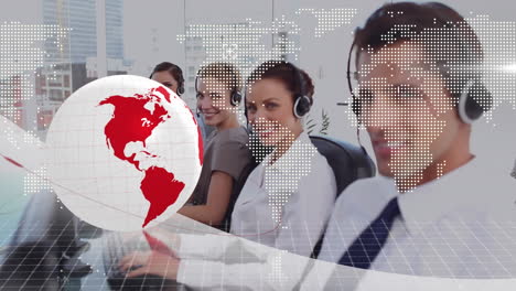 animación del globo y el mapa del mundo sobre personas de negocios que usan auriculares