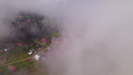 Orbitalaufnahme-Durch-Weiße-Wolken-über-Der-Stadt-Oxapampa-Bei-Epischem-Sonnenaufgang,-Peru