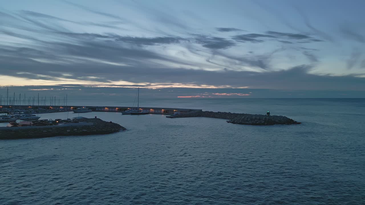해가 뜨는 로크 데 산트 가이에타의 스포츠 포트 로다 데 바라의 공중 사진