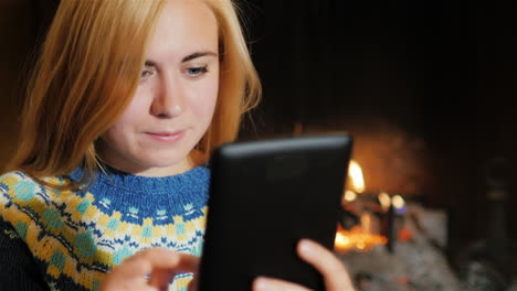 Porträt-Einer-Jungen-Kaukasischen-Frau-Mit-Dem-Tablet