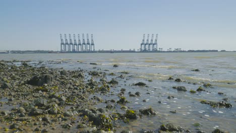 Aufnahme-Eines-Seefrachtterminals-Am-Harwich-Harbour-Beach,-England