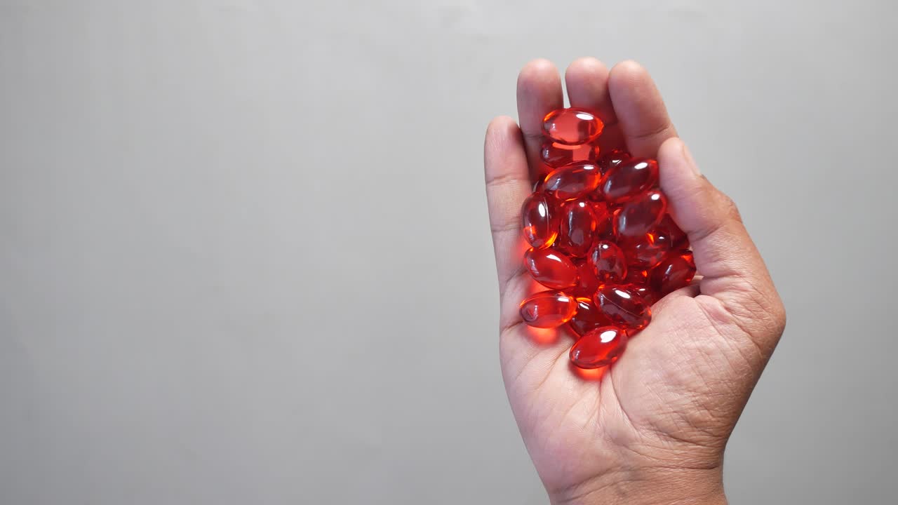 aceite de cápsulas de vitaminas para el cabello en la mesa,