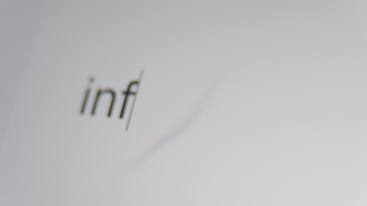 un primer plano de una pantalla digital que muestra un cursor de texto y "inflación" que se está escribiendo