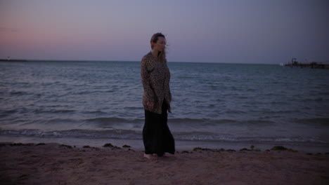 Una-Hermosa-Joven-En-La-Playa-Ventosa-Al-Atardecer