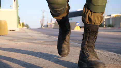 Low-Angle-Shot-Von-Soldaten-In-Kampfstiefeln,-Die-Sich-Nähern