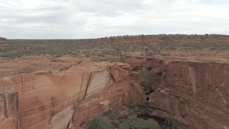 Vista-Del-Paseo-Por-El-Borde-Del-Cañón-Kings-En-El-Parque-Nacional-Watarrka