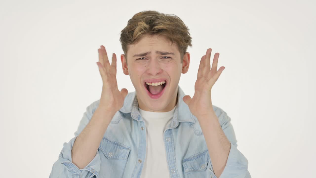 젊은이가  바탕에서 소리치고 비명을 지르고 있습니다.