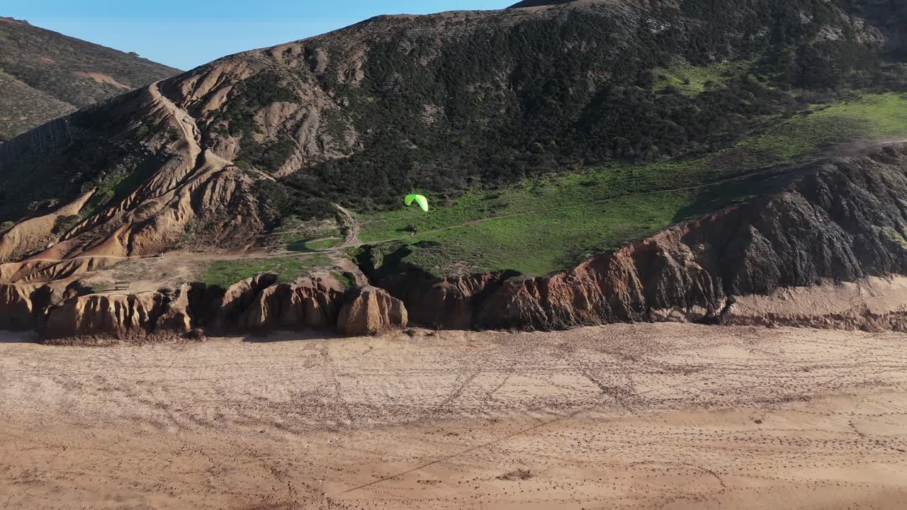 parapente volando en proximidad. portugal. disparo de seguimiento de drones suave