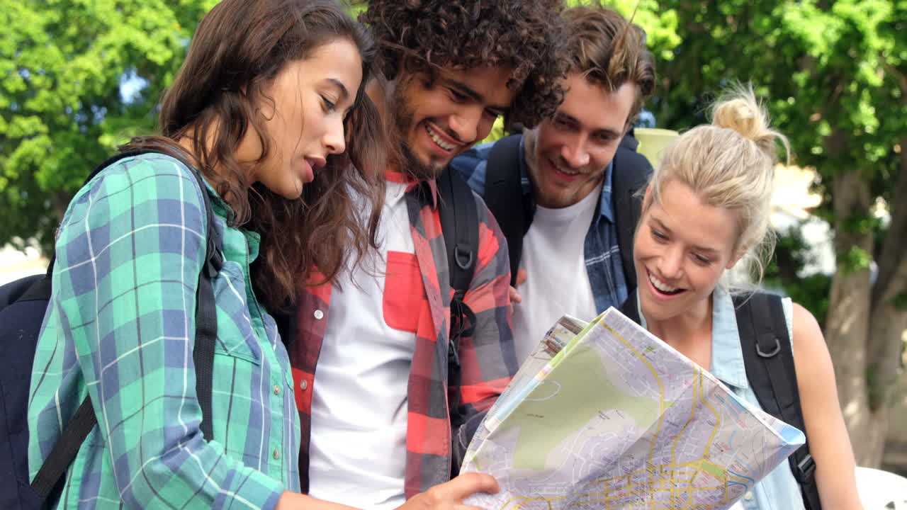 amigos mirando el mapa