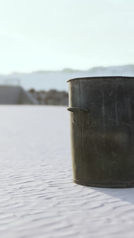 cubo de metal en la playa