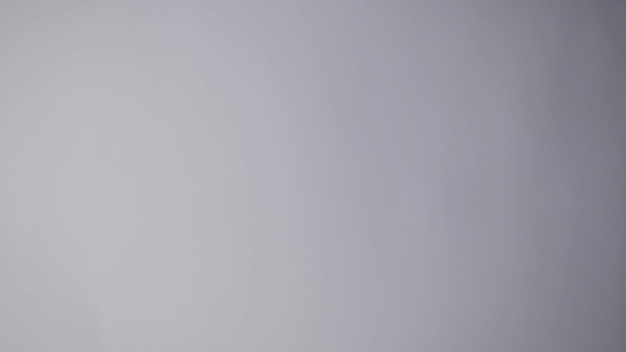 mano con una nota adhesiva amarilla con 'te quiero' escrito en ella.