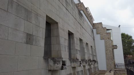 exterior lateral del edificio de la municipalidad distrital en baños del inca, perú