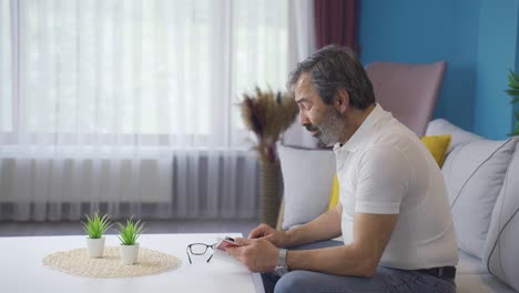 el viejo mirando el álbum está triste.