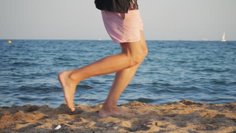 mann läuft am strand