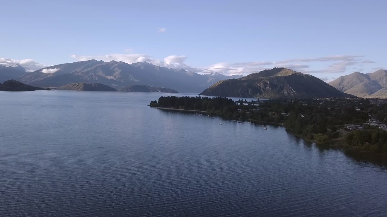 vista aérea del lago wanaka en nueva zelanda