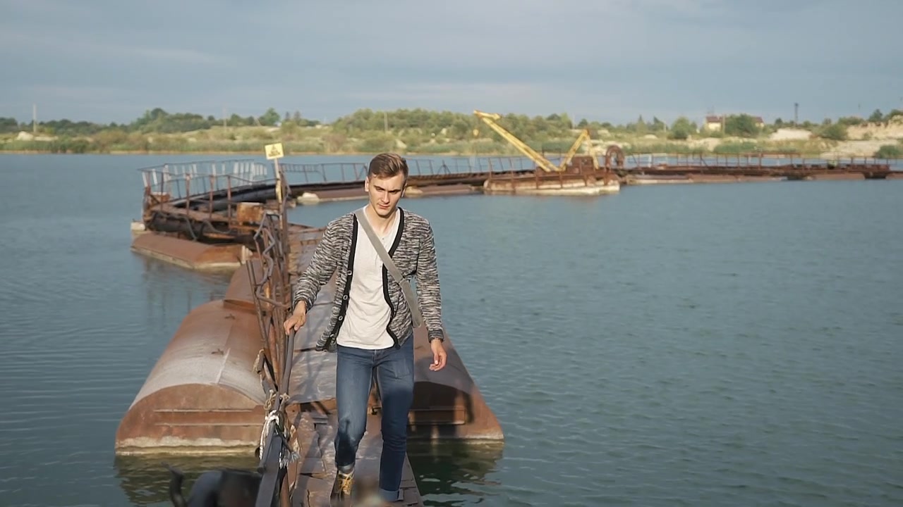 Mann geht auf Ponton über See