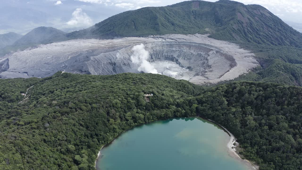 코스타리카의 poas 화산 국립 공원의 훌륭한 공중 촬영