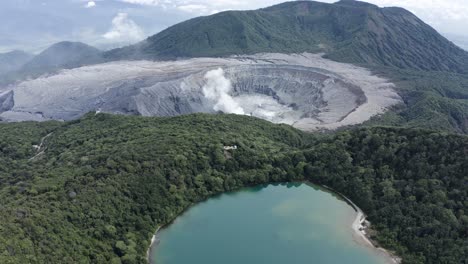 excelente toma aérea del parque nacional volcán poás en costa rica