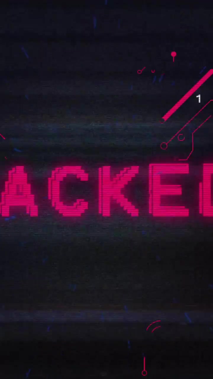 Animazione di testo 'Hacked' su sfondo scuro con codice binario ed effetti glitch.