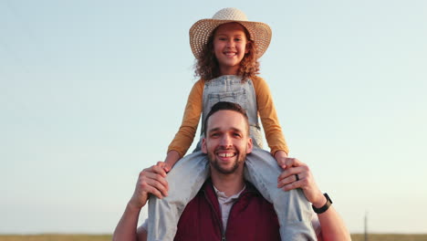 familia, naturaleza y chica con feliz vínculo de granjero