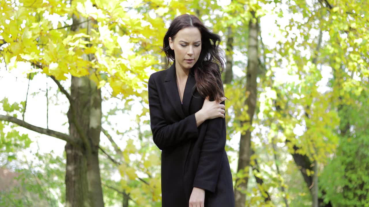 추위를 느끼는 여자