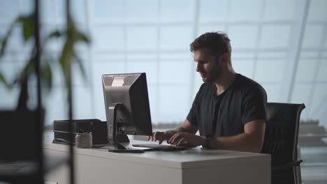 Hombre-De-Negocios-Trabajando-En-La-Computadora-En-La-Oficina-Del-Hogar.-Profesional-Masculino-Escribiendo-En-El-Teclado-De-Una-Computadora-Portátil-En-El-Lugar-De-Trabajo-De-Oficina.-Retrato-De-Un-Hombre-De-Negocios-Positivo-Mirando-La-Pantalla-Del-Portátil-En-El-Interior