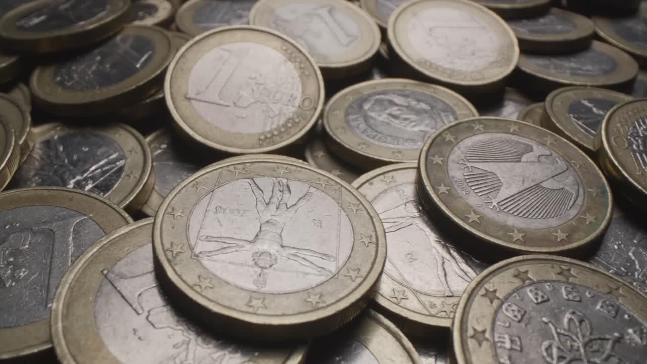 toma detallada de muchas monedas de un euro