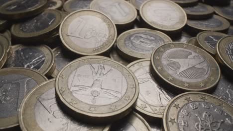 Toma-Detallada-De-Muchas-Monedas-De-Un-Euro