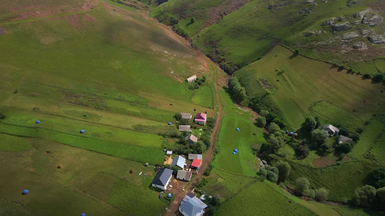 drone disparado volando sobre un pueblo en las montañas del cáucaso en el distrito de gadabay en azerbaiyán mientras panorámica