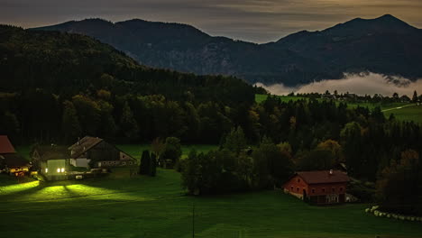 Valle-Del-Campo-Del-Pueblo-Con-Niebla-Ondulante-Al-Anochecer,-Timelapse