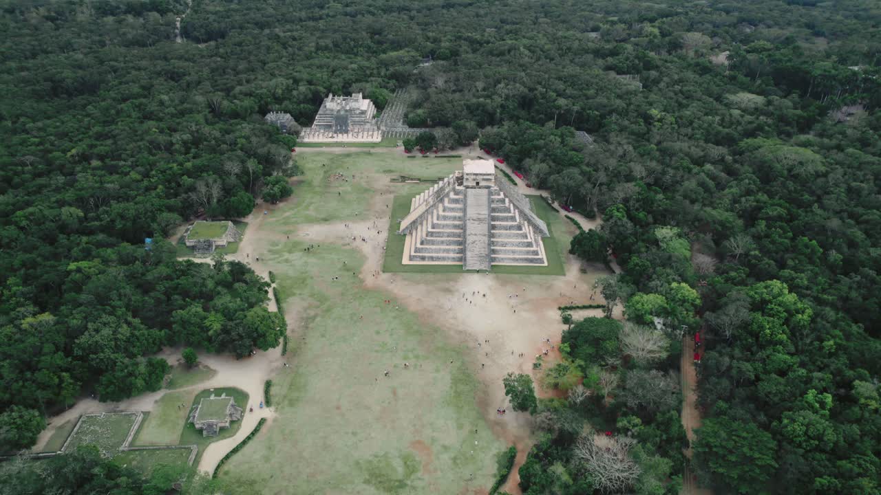 멕시코 아즈테크의 마야 유적 위를 날아다니는 드론